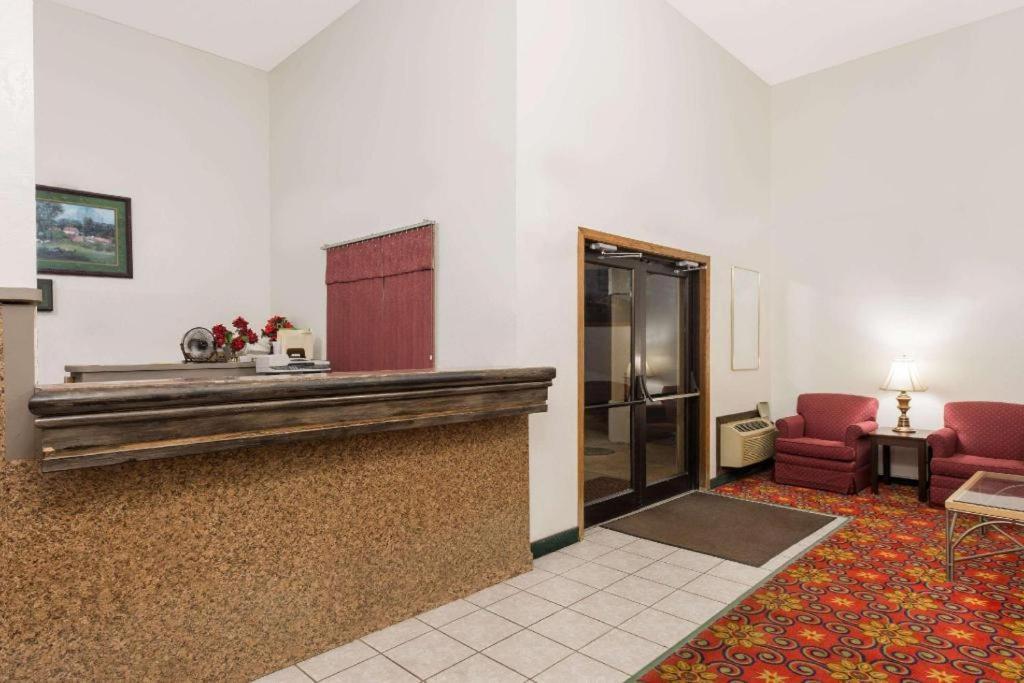 Quality Inn & Suites 얼쓰시티 외부 사진