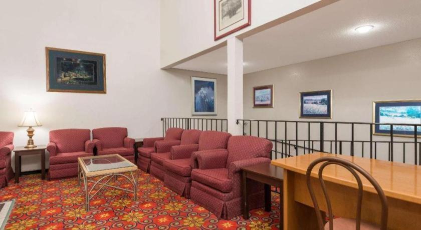 Quality Inn & Suites 얼쓰시티 외부 사진